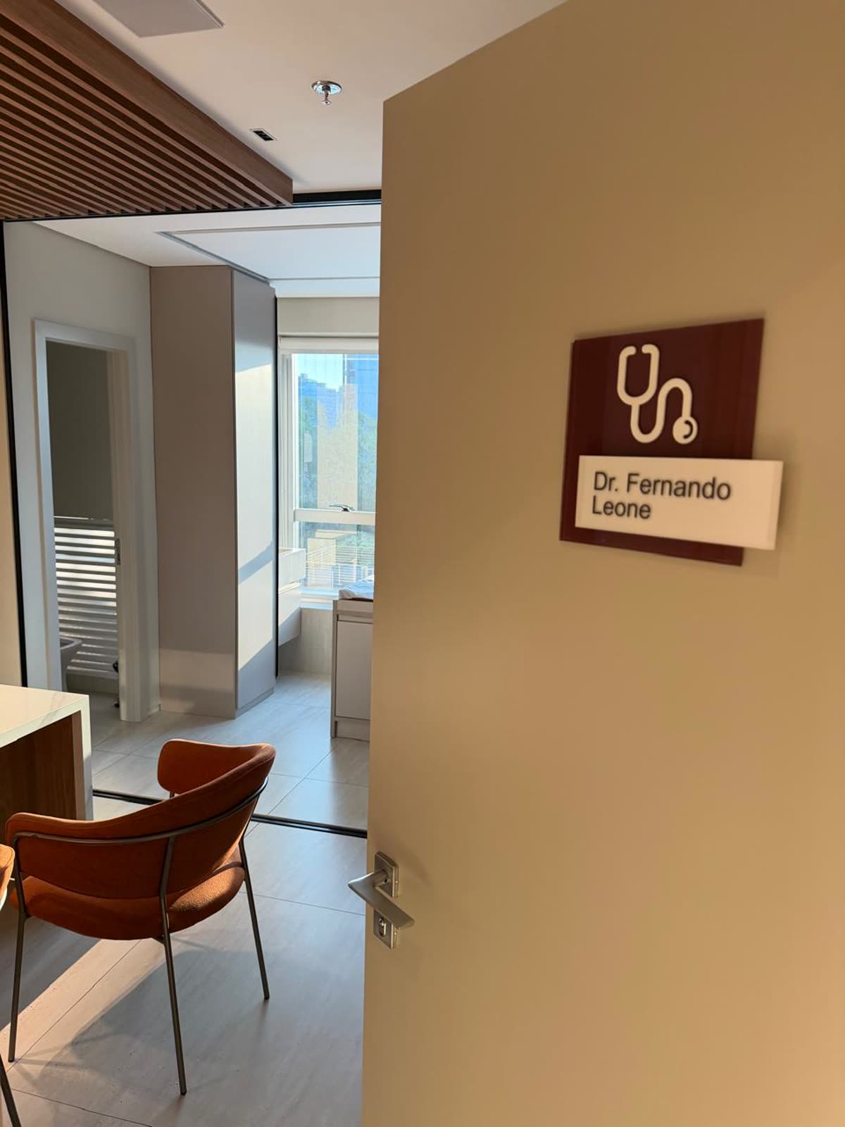Entrada do consultório do Dr. Fernando Leone